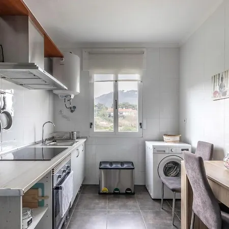 Coqueto Y Luminoso En La Playa De La Arena La Arena (Basque Country)